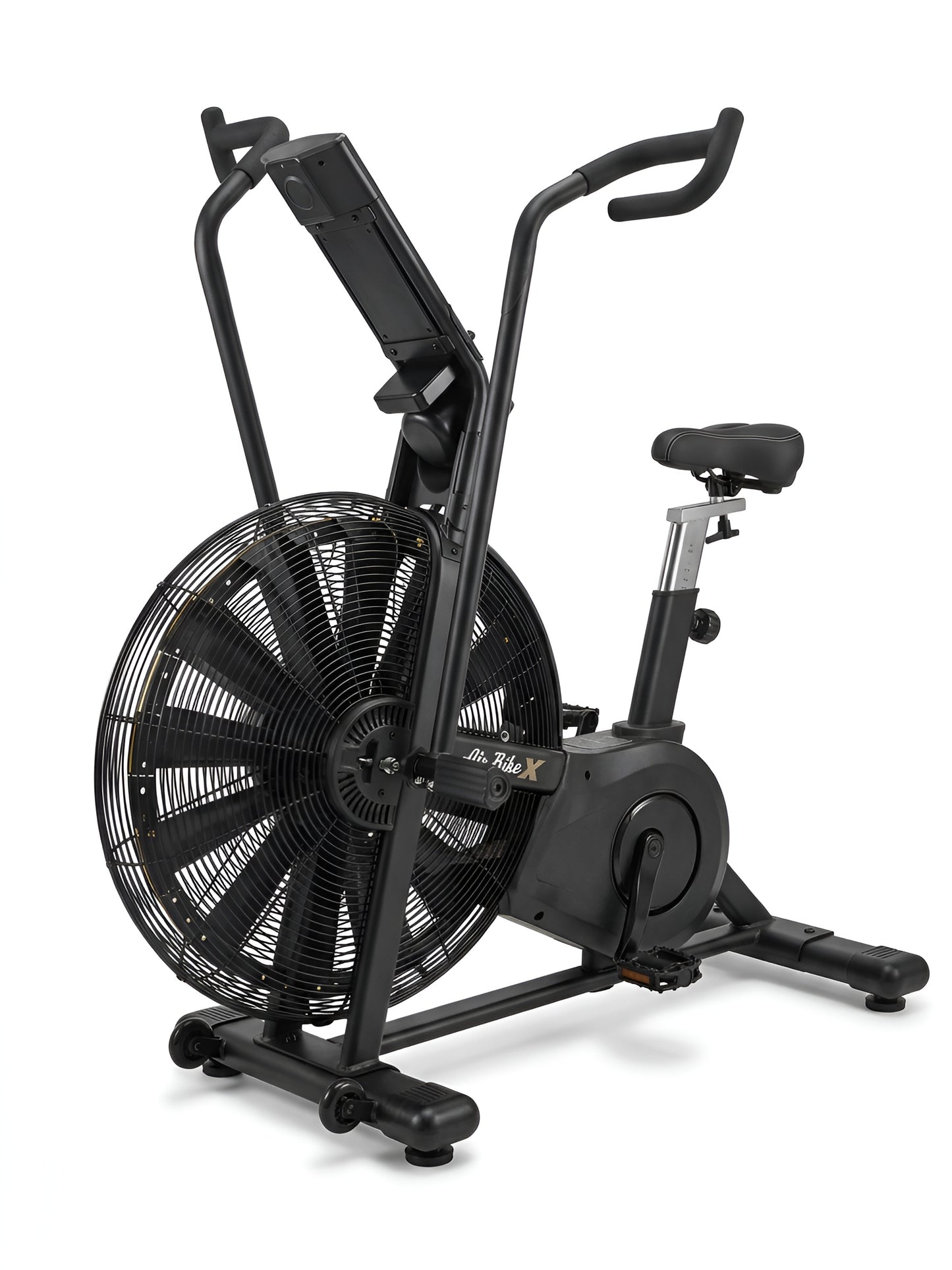 Une vue avant de trois quarts sur fond blanc montrant l'Airbike HALT3R Fitness. On y voit la grande roue à aubes protégée par une cage métallique, les deux longs bras de levier actionnés à la main, la selle réglable et la console de commande centrale.