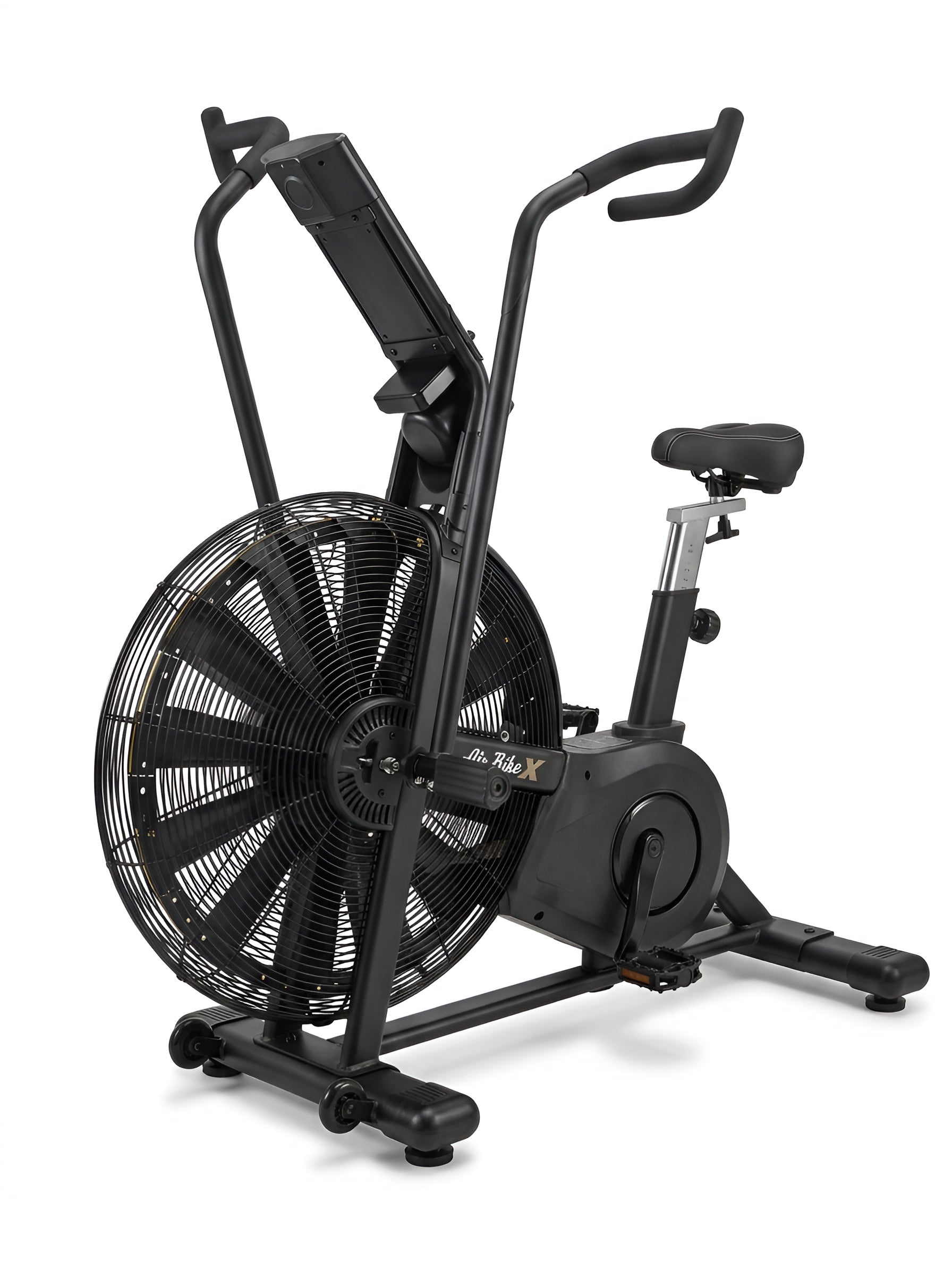 Une vue avant de trois quarts sur fond blanc montrant l'Airbike HALT3R Fitness. On y voit la grande roue à aubes protégée par une cage métallique, les deux longs bras de levier actionnés à la main, la selle réglable et la console de commande centrale.