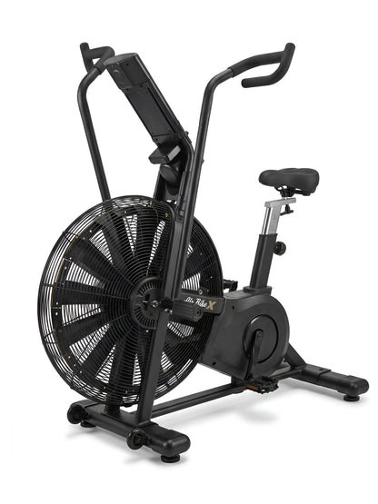 Une vue avant de trois quarts sur fond blanc montrant l'Airbike HALT3R Fitness. On y voit la grande roue à aubes protégée par une cage métallique, les deux longs bras de levier actionnés à la main, la selle réglable et la console de commande centrale.