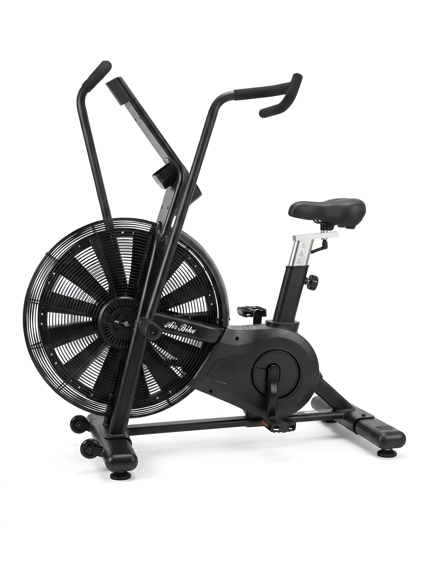 Une autre vue de profil de l'Airbike HALT3R Fitness sur fond blanc. La selle est cette fois-ci réglée au plus bas, illustrant l'adaptabilité de l'appareil à différentes tailles d'utilisateurs.