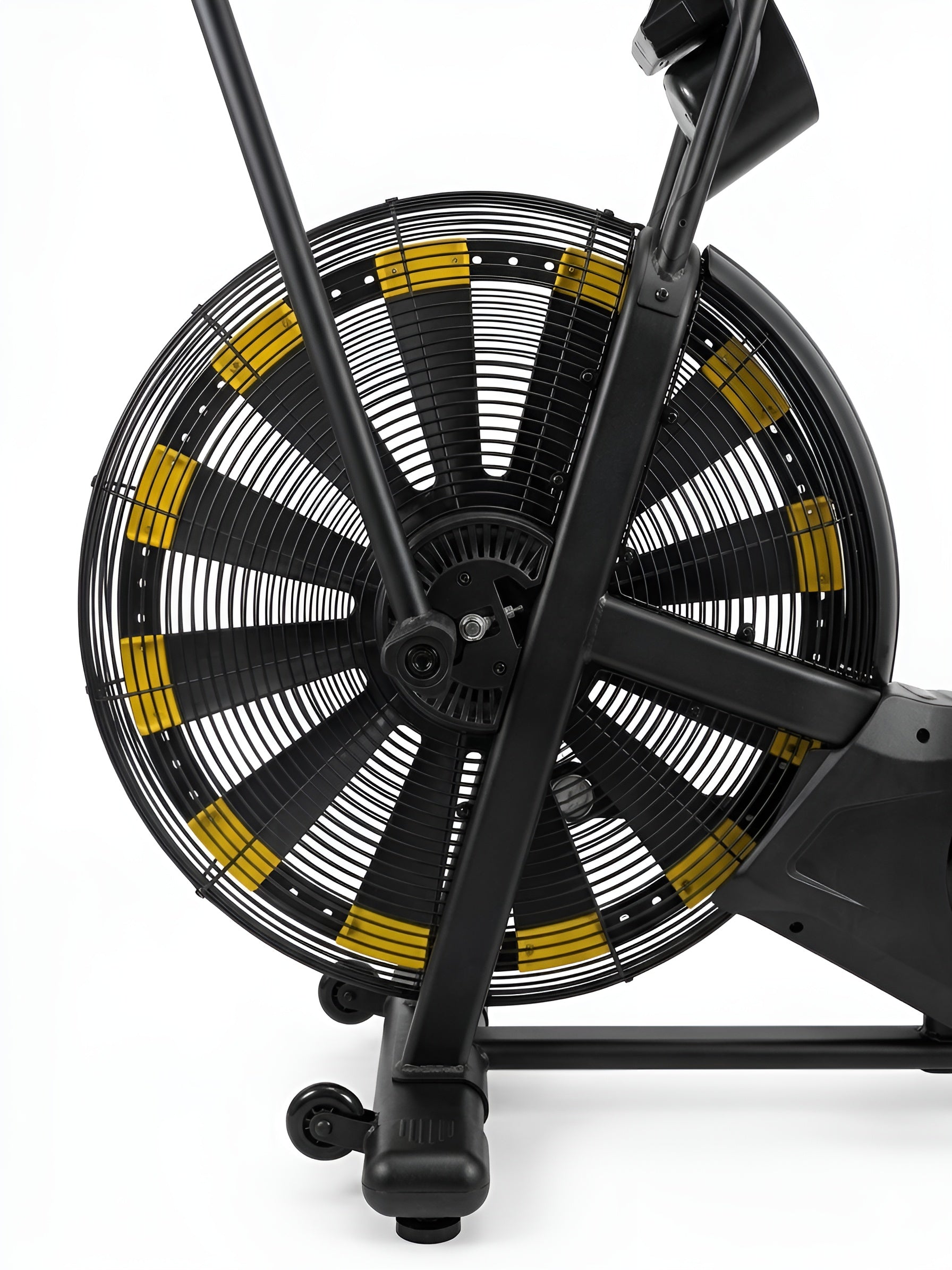 Un gros plan sur la grande roue à aubes de l'Airbike HALT3R Fitness. On y voit les pales inclinées qui créent la résistance à l'air, ainsi que le moyeu central et la cage de protection en métal.