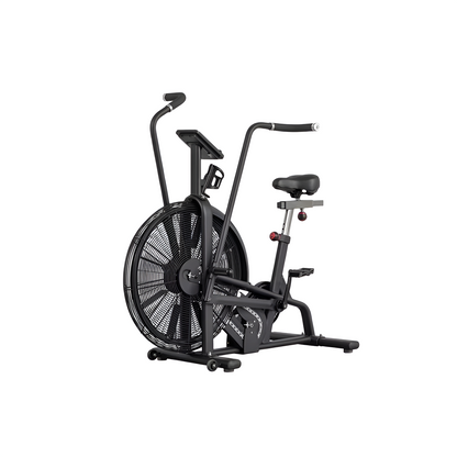 Vue en perspective de trois quarts avant du vélo à air noir "AIRBIKE", similaire à la précédente mais avec la console fixée en haut et le ventilateur orienté vers l'avant-gauche, sur un fond blanc uni.