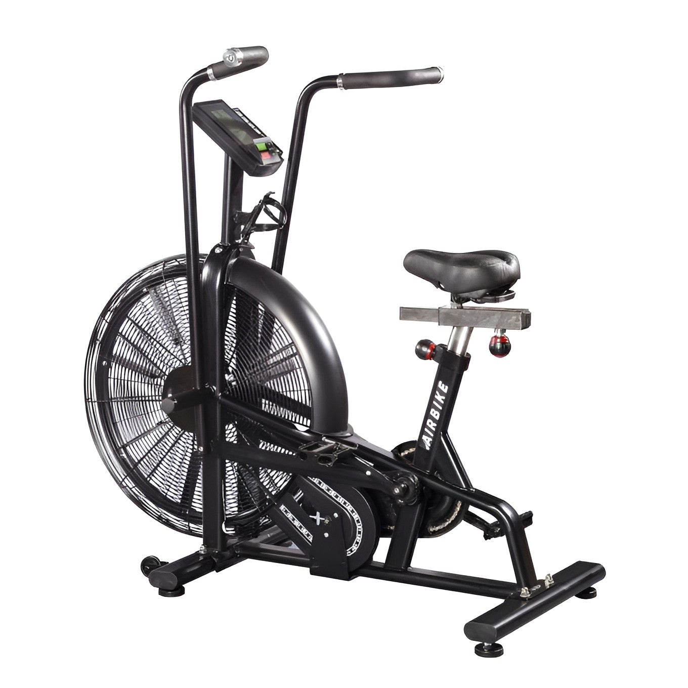 Vue en perspective de trois quarts arrière du vélo à air noir de marque "AIRBIKE", montrant son grand ventilateur, sa selle, ses poignées et ses roulettes de déplacement sur un fond blanc uni.