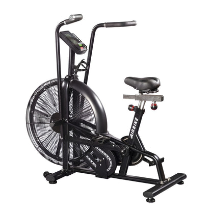 Vue en perspective de trois quarts arrière du vélo à air noir de marque "AIRBIKE", montrant son grand ventilateur, sa selle, ses poignées et ses roulettes de déplacement sur un fond blanc uni.