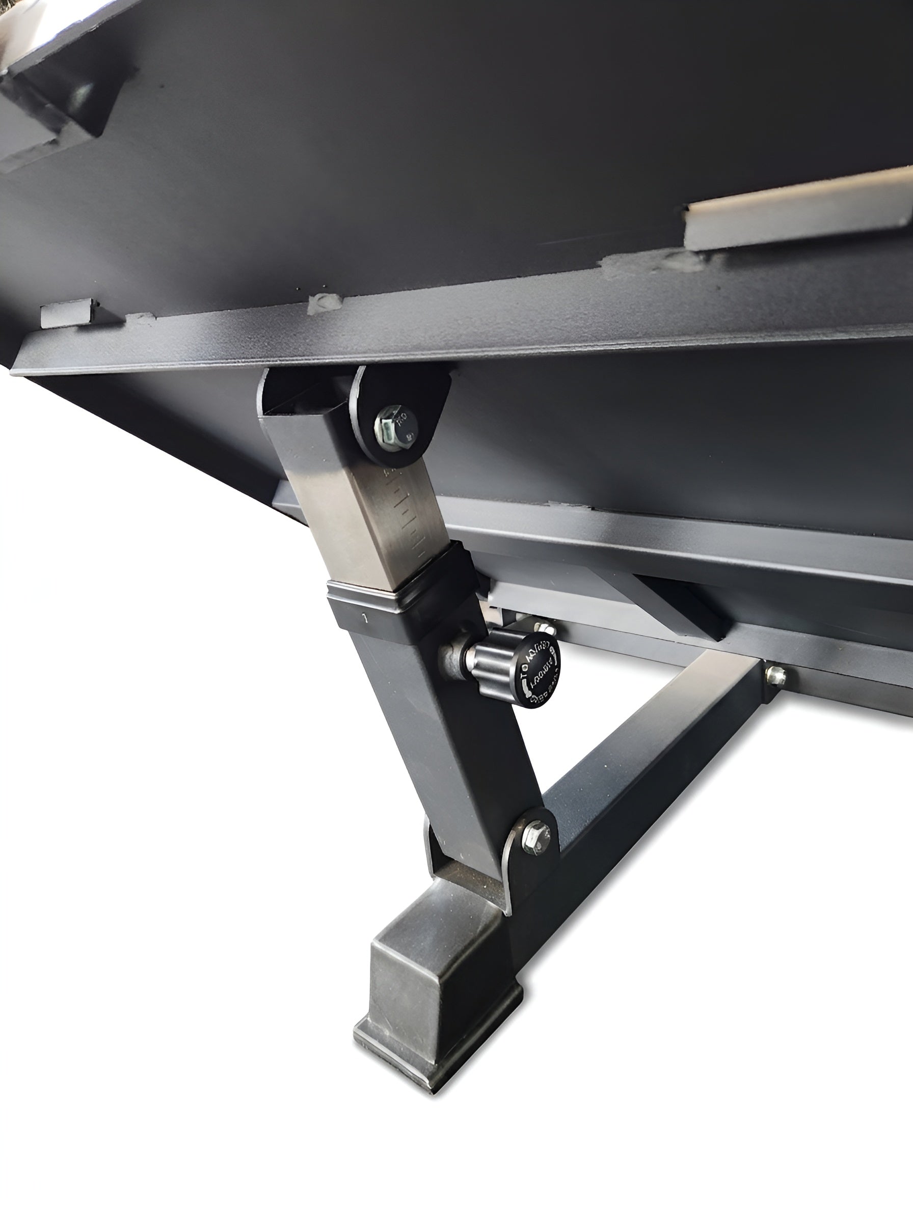 Gros plan sur le mécanisme de réglage de l'angle du dossier en acier de la Leg Press HALT3R, montrant la goupille de sécurité et la plaque d'ajustement.