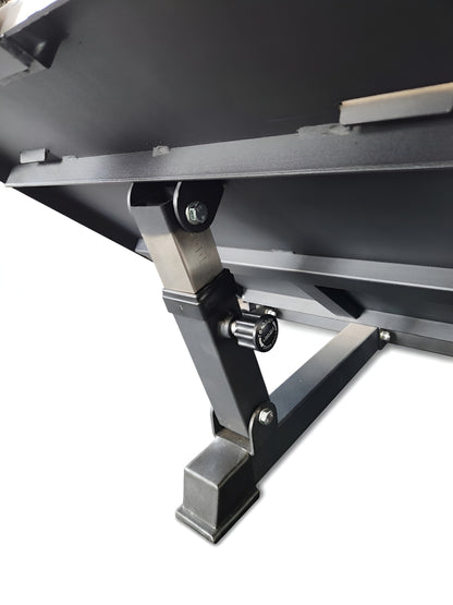 Gros plan sur le mécanisme de réglage de l'angle du dossier en acier de la Leg Press HALT3R, montrant la goupille de sécurité et la plaque d'ajustement.
