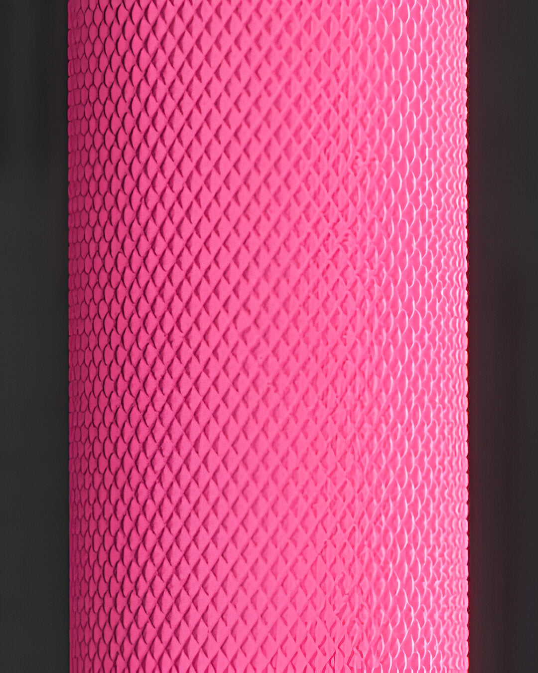 Plan rapproché de la texture anti-dérapante de la barre rose pour un confort et une bonne prise en main.