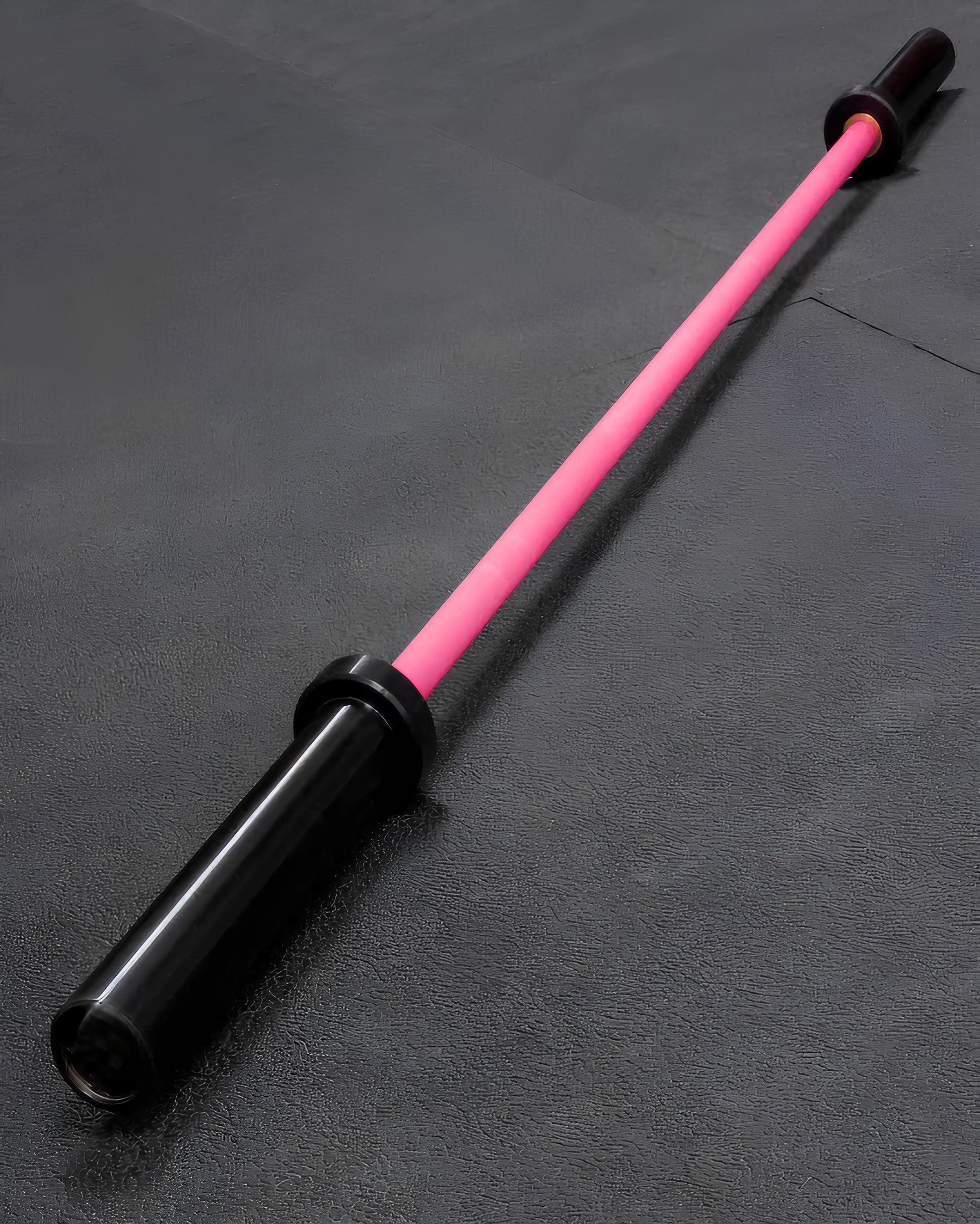 Barre olympique rose de 5' sur tapis de gym.