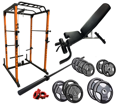 Photo démontrant la totalité de l'ensemble avancé comprenant une cage power rack, un banc ajustable de qualité commerciale, une barre olympique 7', un ensemble complet de plaques olympiques variant entre 5 et 45lbs ainsi qu'une paire de collets de sureté. 