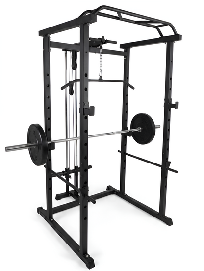 Vue de trois quarts arrière de la cage à squat 2x2 de HALT3R Fitness. La colonne de poulie avec le système de câbles et de disques de fonte est bien visible, tout comme la base large de la structure noire mate. Idéal pour un entraînement complet à domicile.
