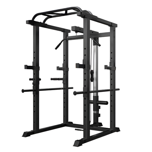Vue isométrique de la cage à squat 2x2 noire de HALT3R Fitness sur fond blanc, montants robustes, barre de traction multiprise, poulies haute et basse avec disques de poids, supports de sécurité et j-cups inclus. Équipement de musculation professionnel pour home gym.