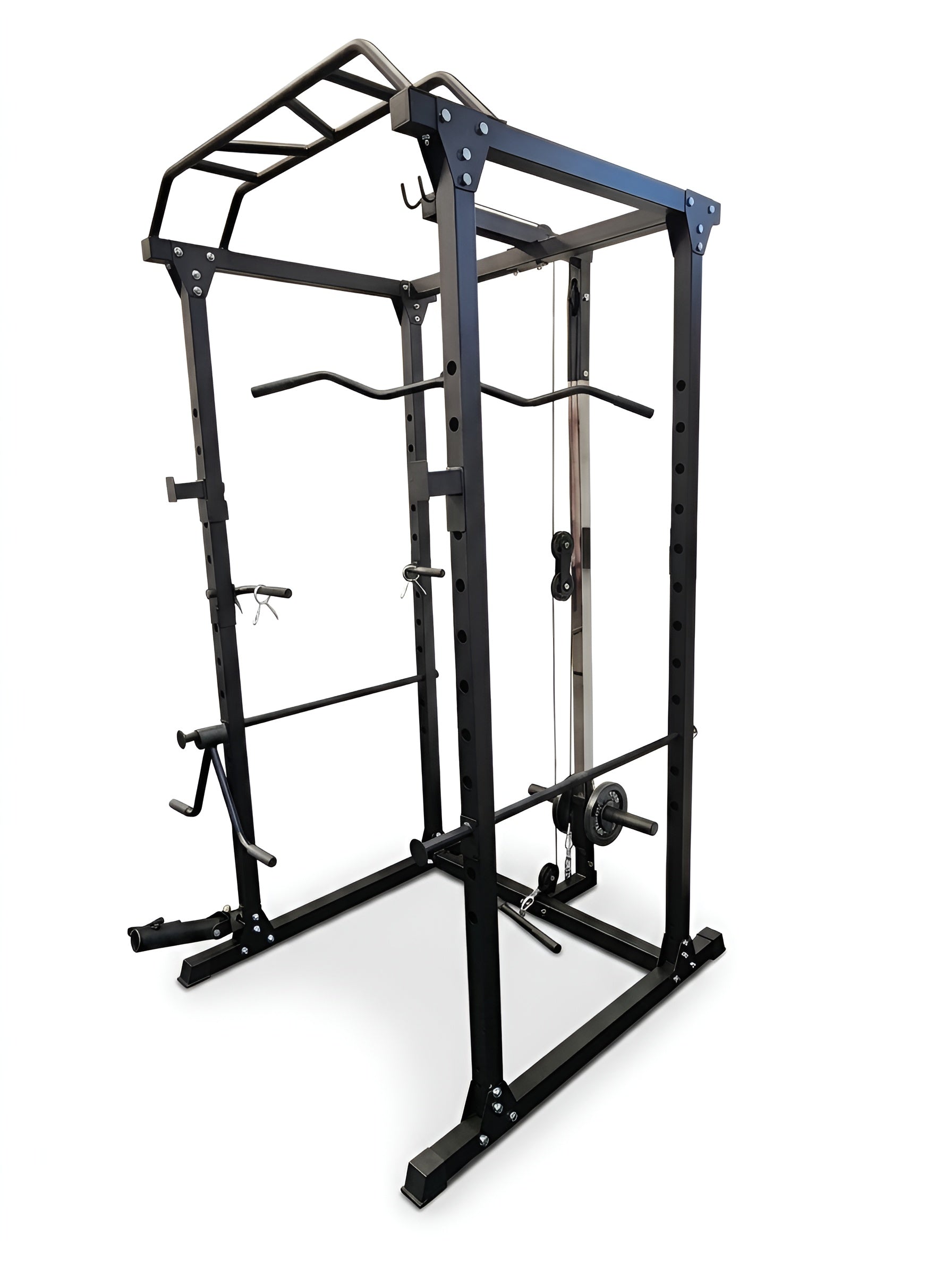 Vue isométrique de la cage à squat 2x2 noire de HALT3R Fitness sur fond blanc, montants robustes, barre de traction multiprise, poulies haute et basse avec disques de poids, supports de sécurité et j-cups inclus. Équipement de musculation professionnel pour home gym.
