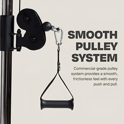 Gros plan sur le système de poulies ajustables de qualité commerciale du Functional Trainer Centr 2 HALT3R Fitness avec une poignée en D attachée.
