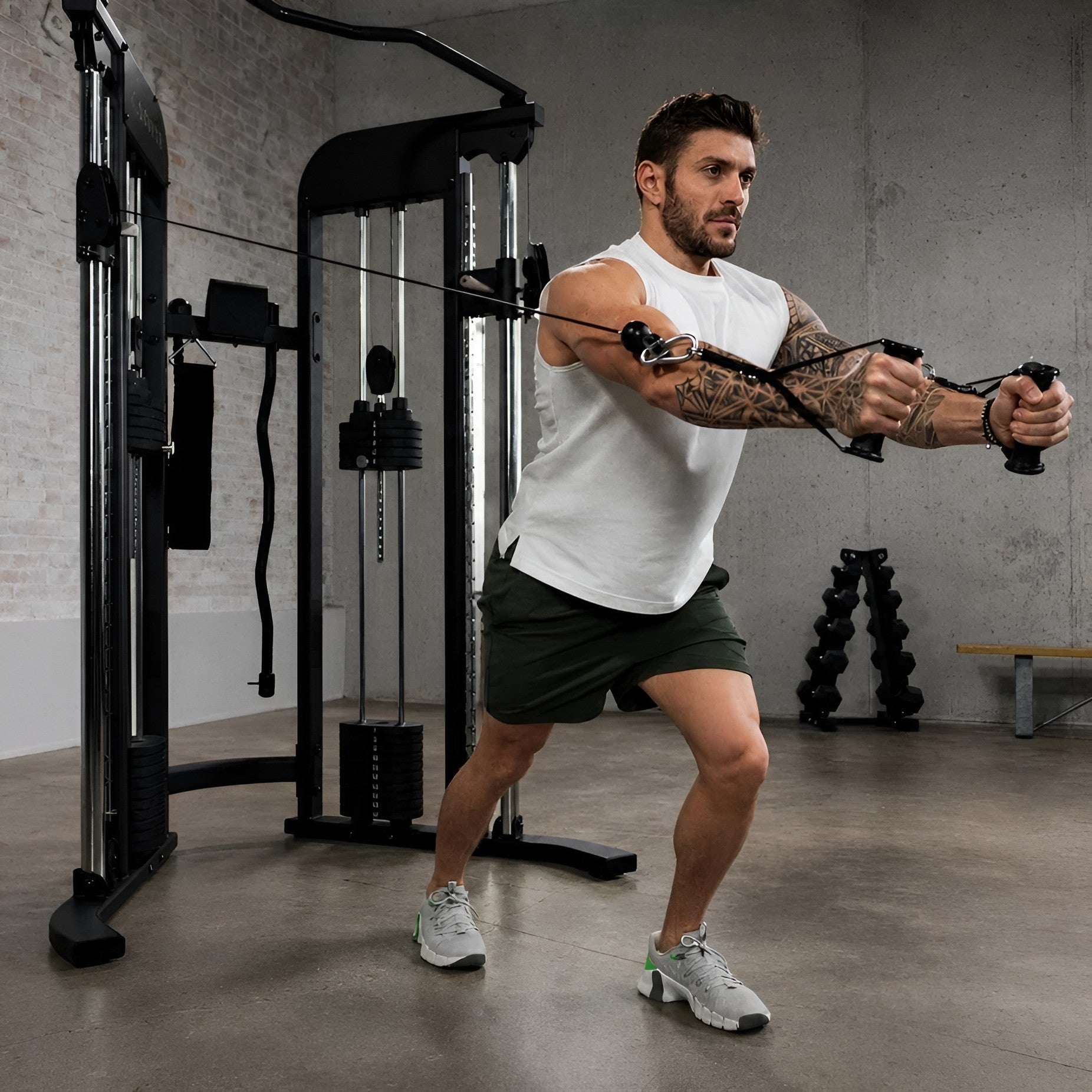 Homme effectuant un exercice de développé des pectoraux à la poulie sur le Functional Trainer Centr 2 HALT3R Fitness dans un gym à domicile.