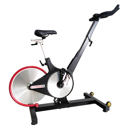 Vélo de spinning professionnel avec guidon de style course, vue en perspective trois quarts sur fond blanc.