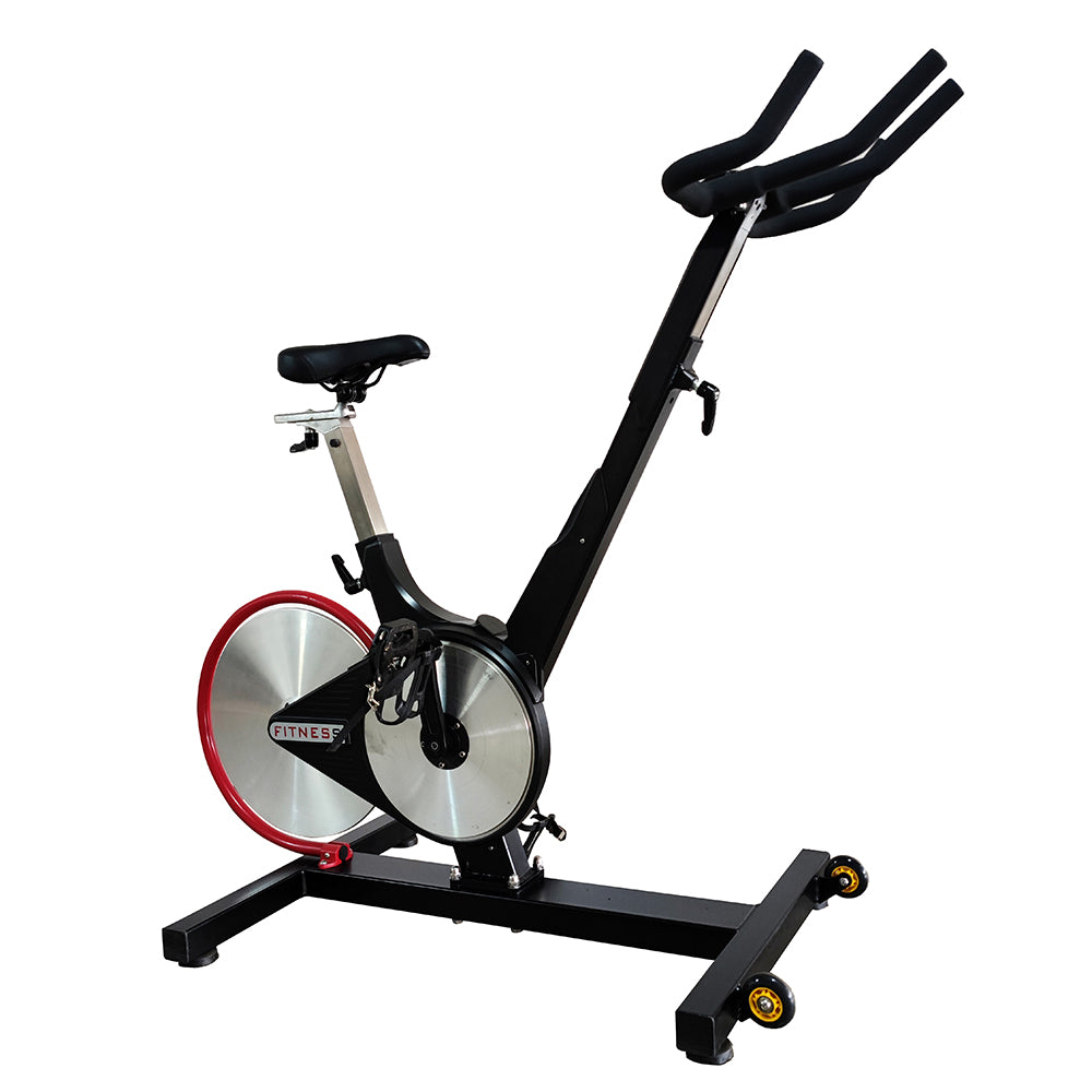 Vélo de spinning professionnel noir avec roue rouge, vue latérale sur fond blanc pour une présentation commerciale.