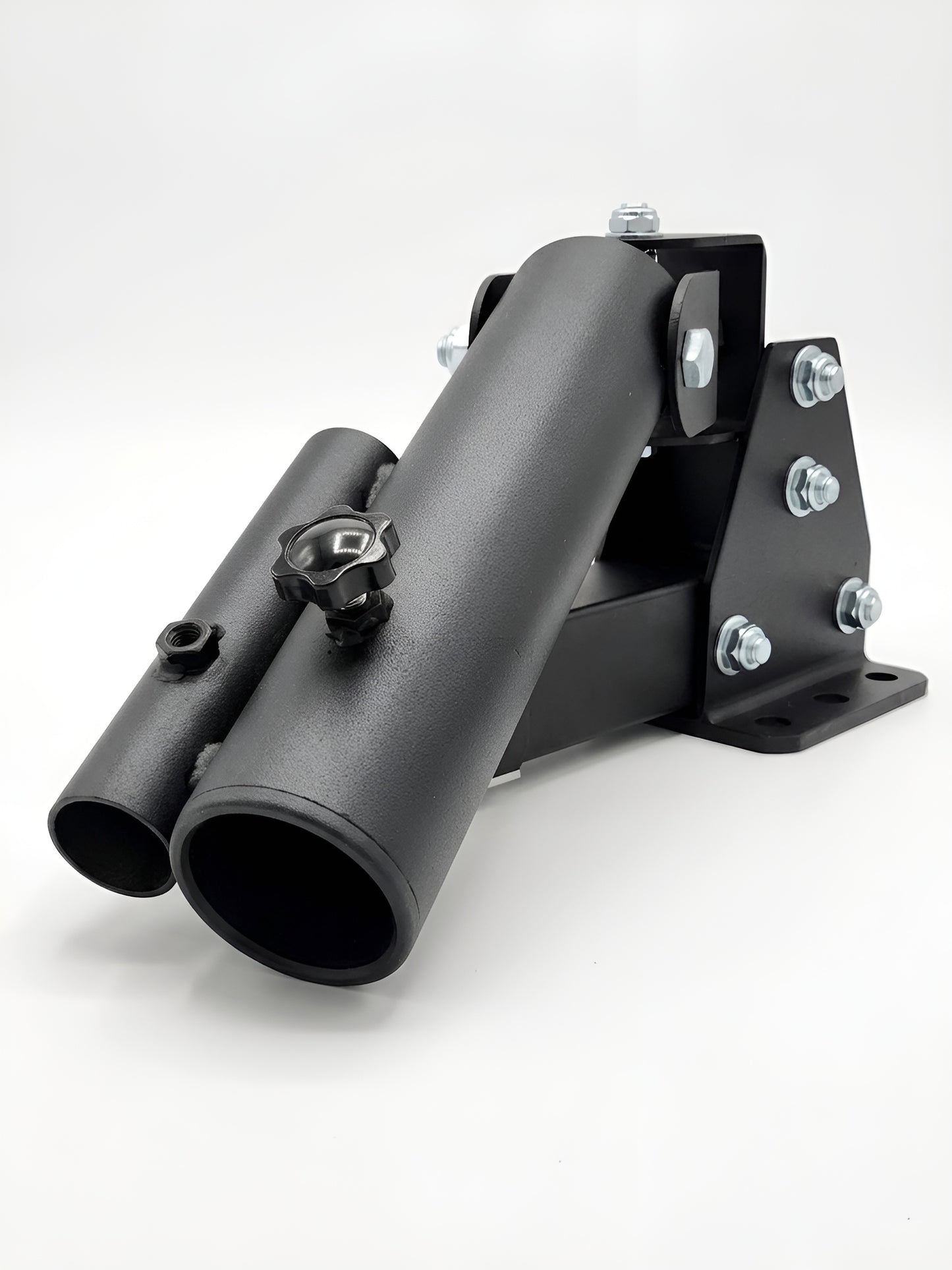 Gros plan de l'accessoire landmine pour cage à squat 2x2 HALT3R Fitness. Bras pivotant noir monté sur une plaque de fixation en acier, permettant des mouvements rotationnels. Boulons de fixation et bouton de serrage en étoile visibles.