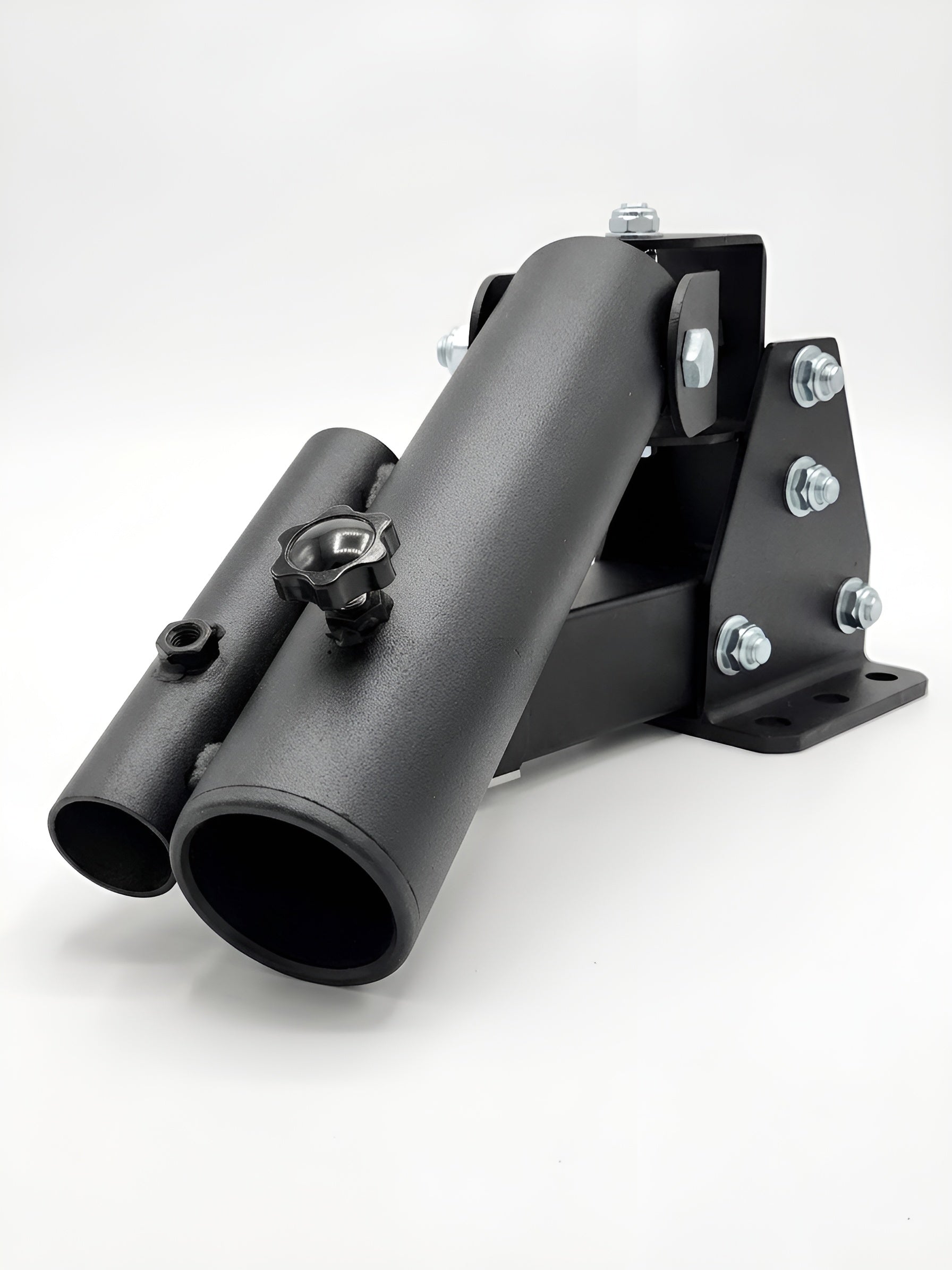 Gros plan de l'accessoire landmine pour cage à squat 2x2 HALT3R Fitness. Bras pivotant noir monté sur une plaque de fixation en acier, permettant des mouvements rotationnels. Boulons de fixation et bouton de serrage en étoile visibles.