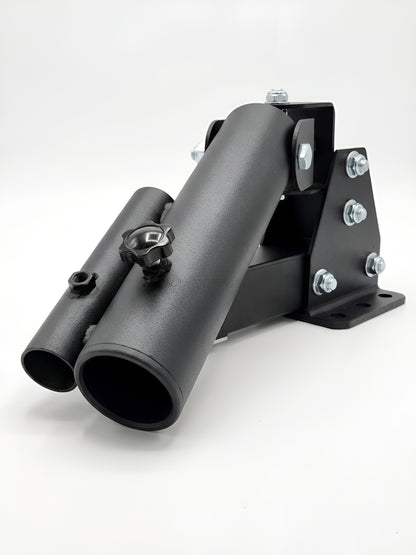 Gros plan de l'accessoire landmine pour cage à squat 2x2 HALT3R Fitness. Bras pivotant noir monté sur une plaque de fixation en acier, permettant des mouvements rotationnels. Boulons de fixation et bouton de serrage en étoile visibles.