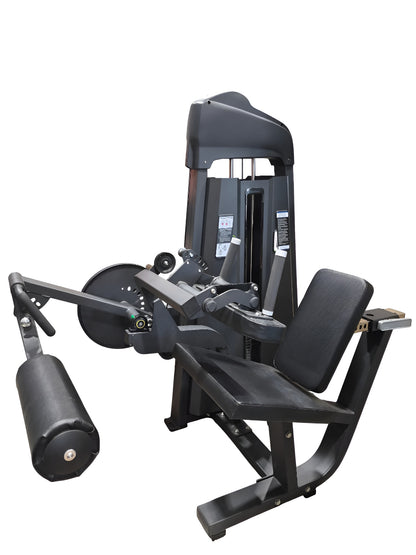 Vue latérale de la machine combo Leg Extension / Leg Curl, mettant en valeur le bras mécanique réglable pour l'entraînement des quadriceps et des ischio-jambiers ainsi que sa structure robuste en acier.
