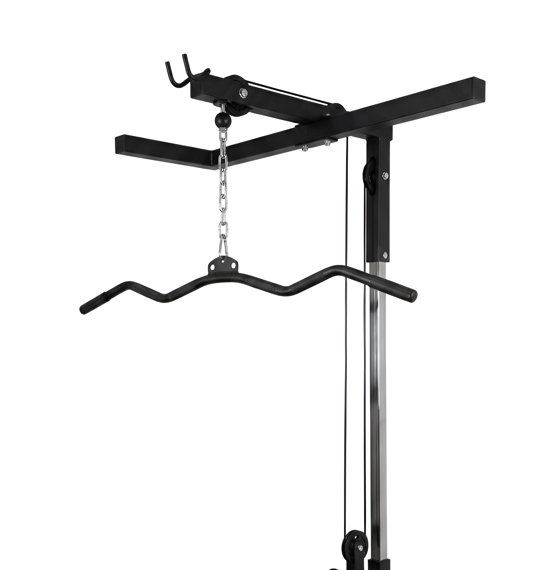 Vue rapprochée du mécanisme de poulie haute pour cage à squat 2x2 HALT3R Fitness. Barre de tirage coudée (lat bar) noire, câble avec gaine protectrice et mousqueton accrochés à la potence supérieure de la structure en acier noir.