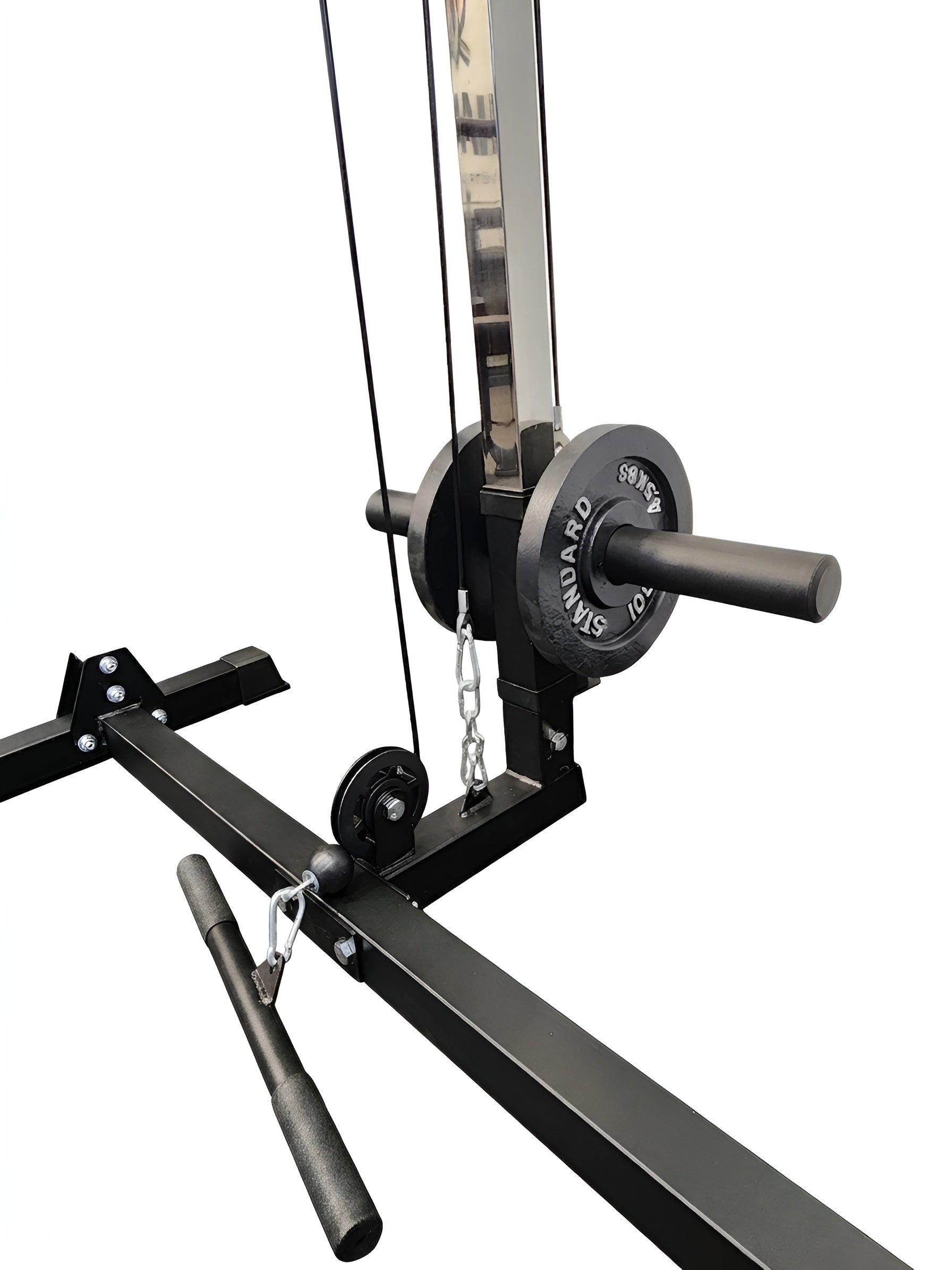 Gros plan sur le système de poulies de la cage à squat 2x2 HALT3R Fitness, montrant les détails du chariot à disques avec des poids de 10 kg et 5 kg. Câble acier et poulie inférieure en polymère noir, avec une poignée simple.