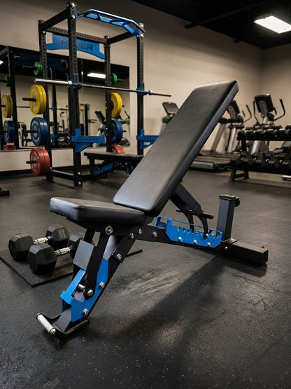 Banc commercial ajustable installé dans un centre d'entraînement complet à côté de poids et d'un rack de musculation.