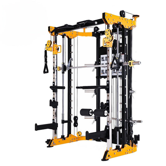 Machine Smith modèle PRO4 jaune. Photo intégrale démontrant ses multiples accessoires tels que la barre à chin-ups, les spotter arms, les attachments, les poignées à dips, poulies ajustables, et bien plus. 