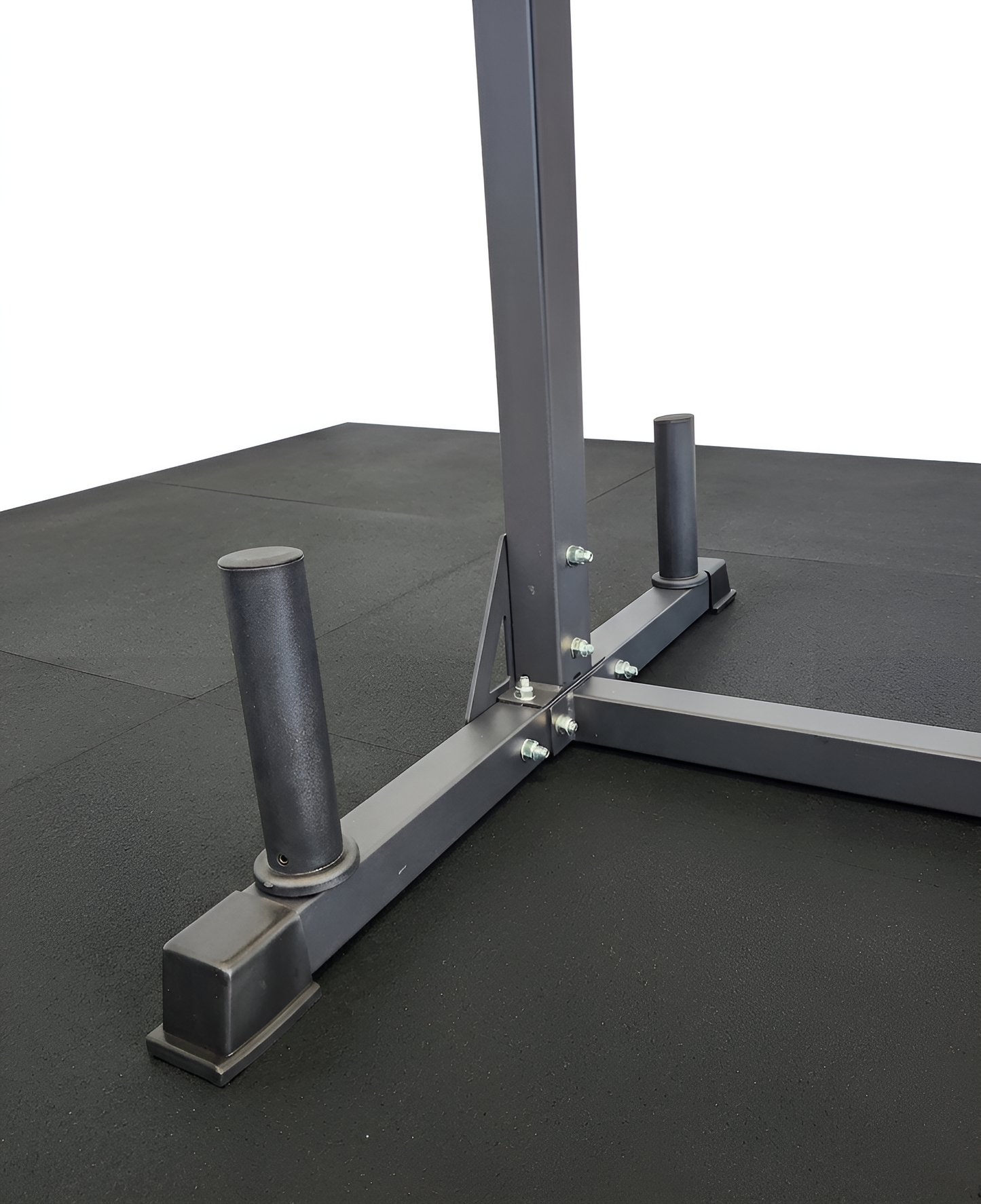 Gros plan sur les supports de rangement pour disques olympiques fixés à la base de la machine HALT3R Fitness.