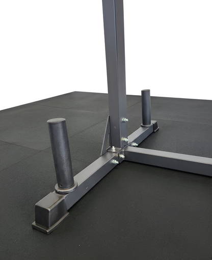 Gros plan sur les supports de rangement pour disques olympiques fixés à la base de la machine HALT3R Fitness.