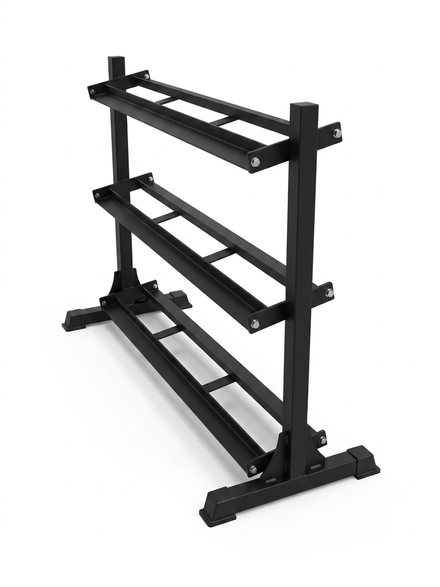 Support de rangement à trois niveaux en acier noir pour haltères, vu en perspective de trois quarts sur fond blanc isolé. Le râtelier est vide et présente une structure robuste avec des pieds en "I" pour la stabilité et des tablettes inclinées.