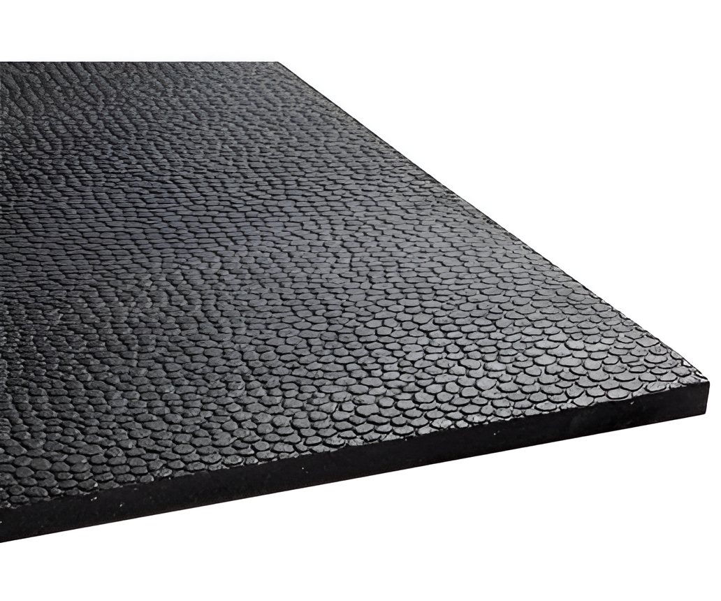 Gros plan sur le motif mosaïque qu'offre le tapis pour planchers de gym 4'x6'  en caoutchouc recyclé. 