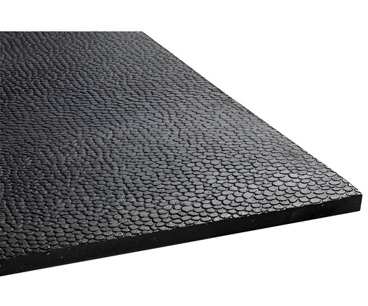 Gros plan sur le motif mosaïque qu'offre le tapis pour planchers de gym 4'x6'  en caoutchouc recyclé. 
