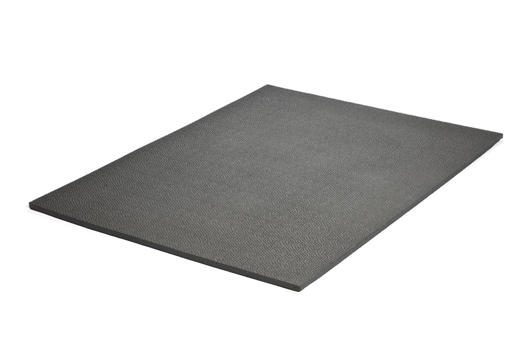 Prise de vue entière du tapis en caoutchouc recyclé 4'x6' ; 3/4" d’épaisseur ; pour protéger les planchers dans les gyms et salles de sport.