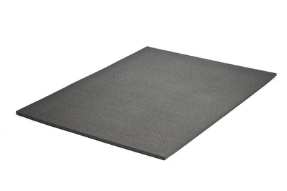 Prise de vue entière du tapis en caoutchouc recyclé 4'x6' ; 3/4" d’épaisseur ; pour protéger les planchers dans les gyms et salles de sport.