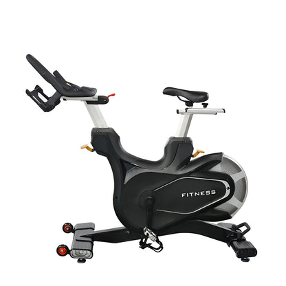 Vue latérale complète du vélo de spinning S3, noir mat avec des accents argentés sur la roue d'inertie et l'inscription « FITNESS ».